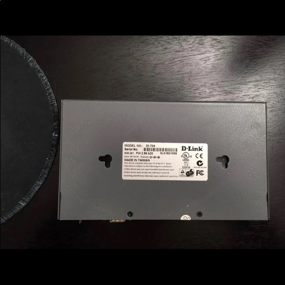 D-Link DI-704 4-Port 10/100 Wired Router with Installation Disc - Picture 8 of 9